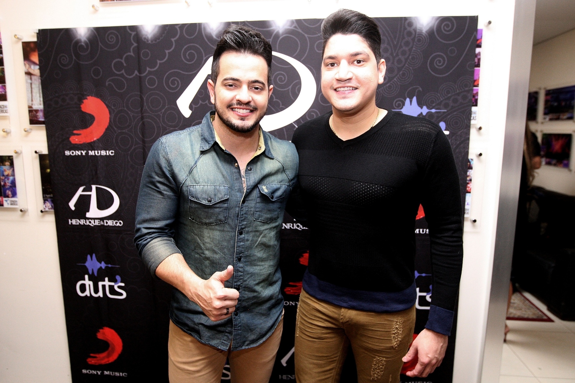 29.jul.2015 - Na noite desta quarta-feira (29), diversas estrelas da música sertaneja se reuniram para prestigiar a festa de lançamento da 60ª Festa do Peão de Barretos, que acontece entre os dias 20 e 30 de agosto. Uma das atrações do evento,  Henrique e Diego (foto) se apresentaram no evento - Reinaldo Canato /UOL