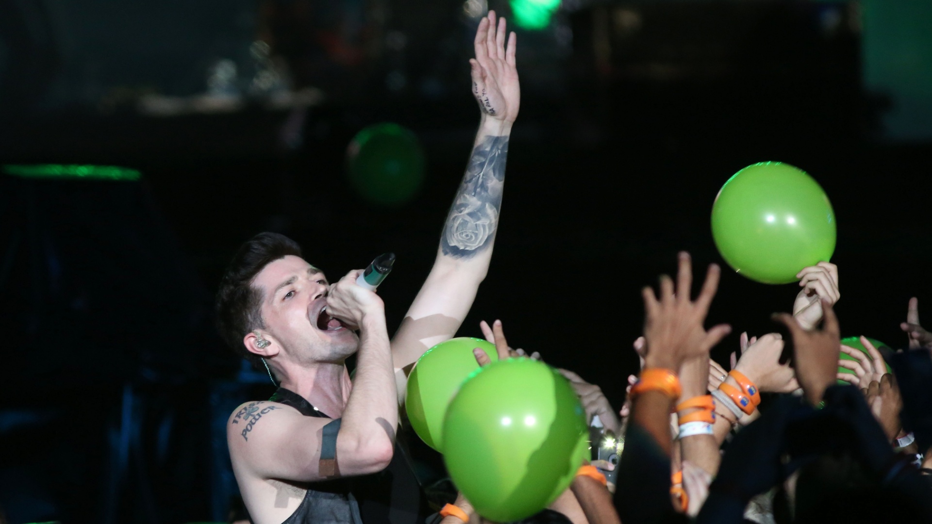 18.set.2015 - O vocalista  Danny O'Donoghue, da banda irlandesa The Script, interage com a platéia do palco Mundo. O cantor pulou a barreira e cantou junto do público, pegando câmeras de espectadores para se filmar. - Marco Antônio Teixeira /UOL