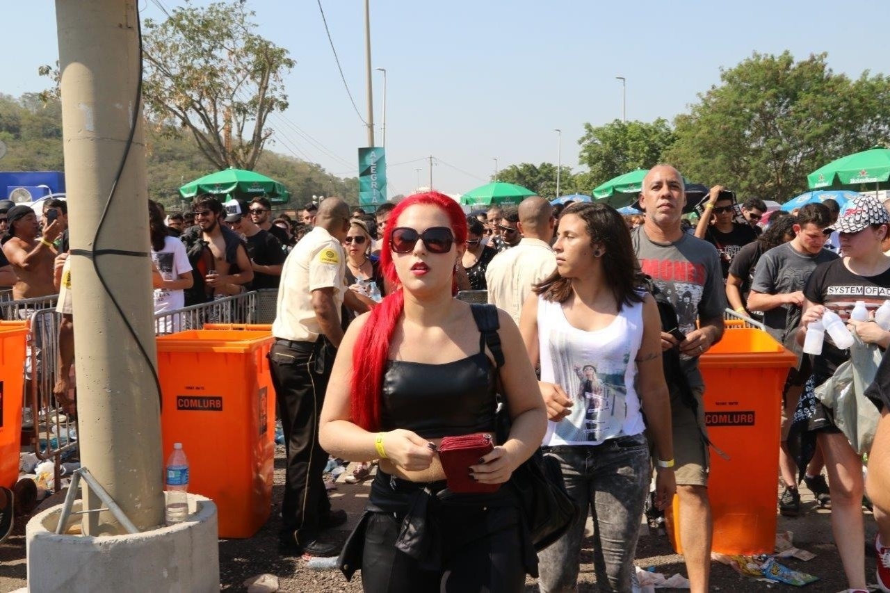24.set.2015 - Público entra na Cidade do Rock no quarto dia de Rock in Rio - Zulmair Rocha/UOL