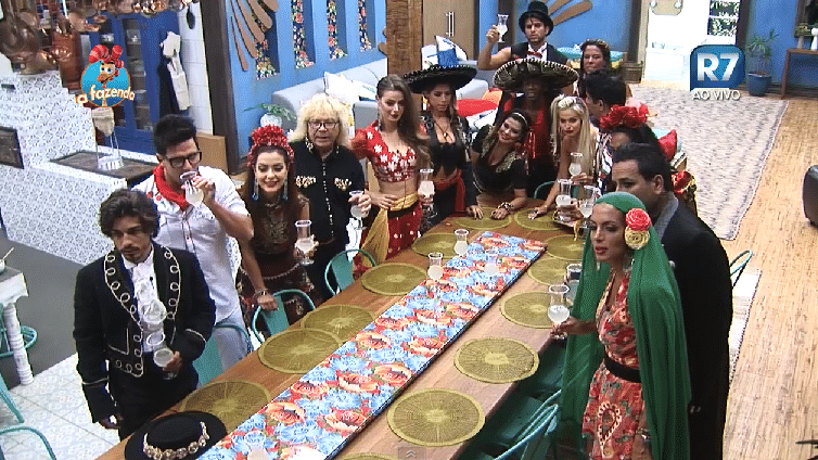 25.set.2015 - Peões tiram foto antes de começar a Festa México - Reprodução/Record