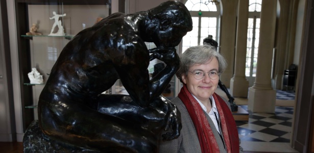 Catherine Chevillot, diretora do museu Rodin, junto da escultura "O Pensador", uma das mais famosas do escultor francês  - Philippe Wojazer/Reuters