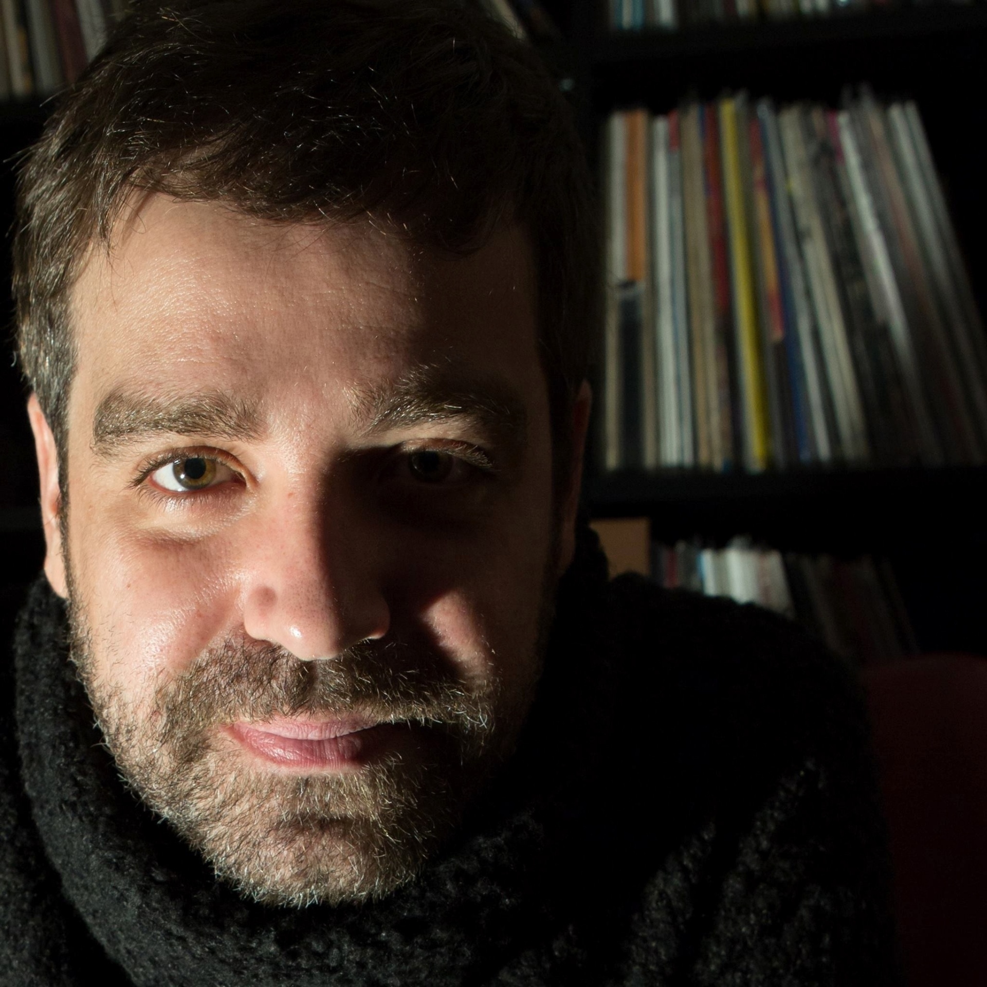 Músico e compositor curitibano, vocalista e guitarrista da banda Sexofone, Romann - Divulgação