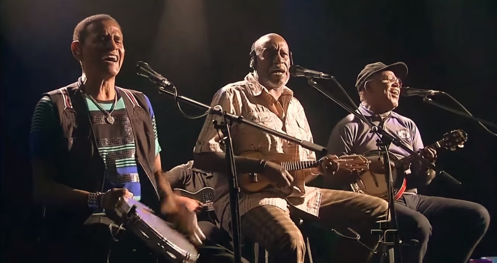 Integrantes do Fundo de Quintal fala das diversas formações do grupo ao participarem do "Ensaio" - Reprodução/YouTube