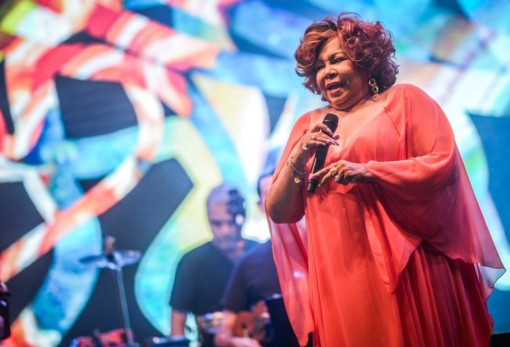 21.mai.2016 - Alcione estreia na Virada protestando: "Tá faltando mulher e negro nos ministérios" - Francisco Cepeda/AgNews