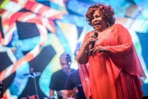 21.mai.2016 - Alcione estreia na Virada protestando: "Tá faltando mulher e negro nos ministérios" - Francisco Cepeda/AgNews