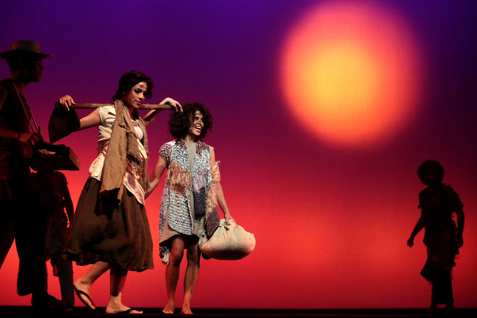 24.mai.2016 - O figurino faz parte da construção do cenário do musical "Gabriela", composto apenas pelo jogo de luzes - Flávio Florido/UOL