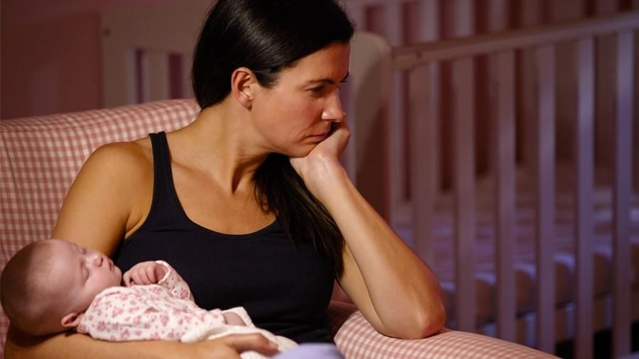 Com o nascimento do bebê, a mulher sofre uma queda nos hormônios que pode levar ao baby blues - Getty Images