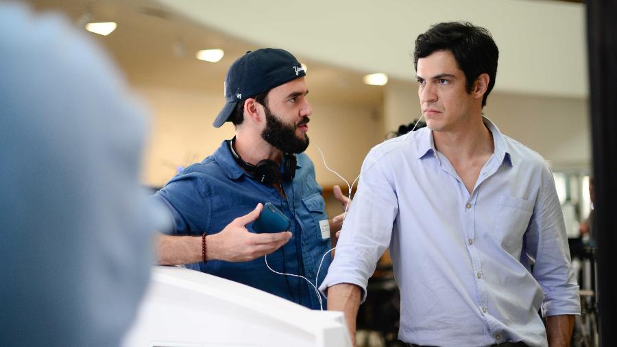 O diretor Rodrigo Bernardo orienta Mateus Solano nos bastidores do filme "Talvez Uma História de Amor" no museu Guggenheim, em Nova York - Divulgação/Gigi Kassis