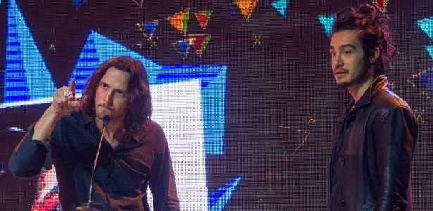 Tiago Iorc interage com o roqueiro Gui Santiago (Vladimir Brichta) - João Cotta/Divulgação/TV Globo  - João Cotta/Divulgação/TV Globo 