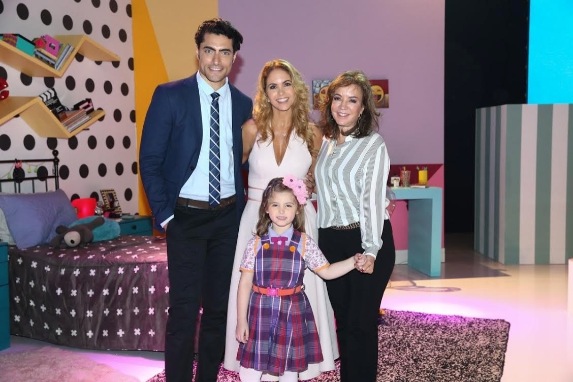 9.nov.2016 - A atriz mirim Lorena Queiroz, protagonista de "Carinha de Anjo", posa com a autora Íris Abravanel (à direita) e os atores Gustavo Lários e Lucero, que interpretam seus pais na trama - Manu Scarpa/Brazil News