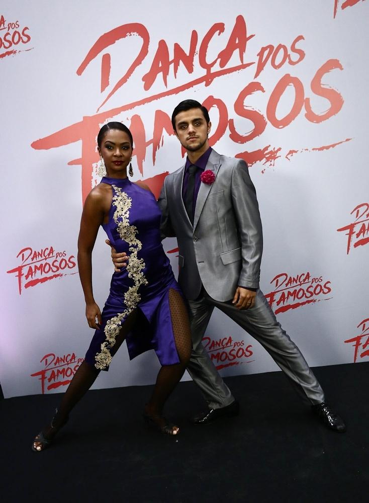 Felipe Simas posa com a bailarina Carol Agnelo antes de dançar o tango na final da "Dança dos Famosos" - Cláudio Augusto/Brazil News