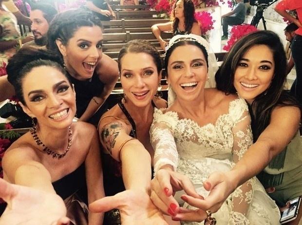 Claudia Ohana, Giovanna Lancellotti, Letícia Spiller, Giovanna Antonellli e Jaqueline Sato durantes as gravações do casamento de Mário e Alice em "Sol Nascente" - Reprodução/Instagram