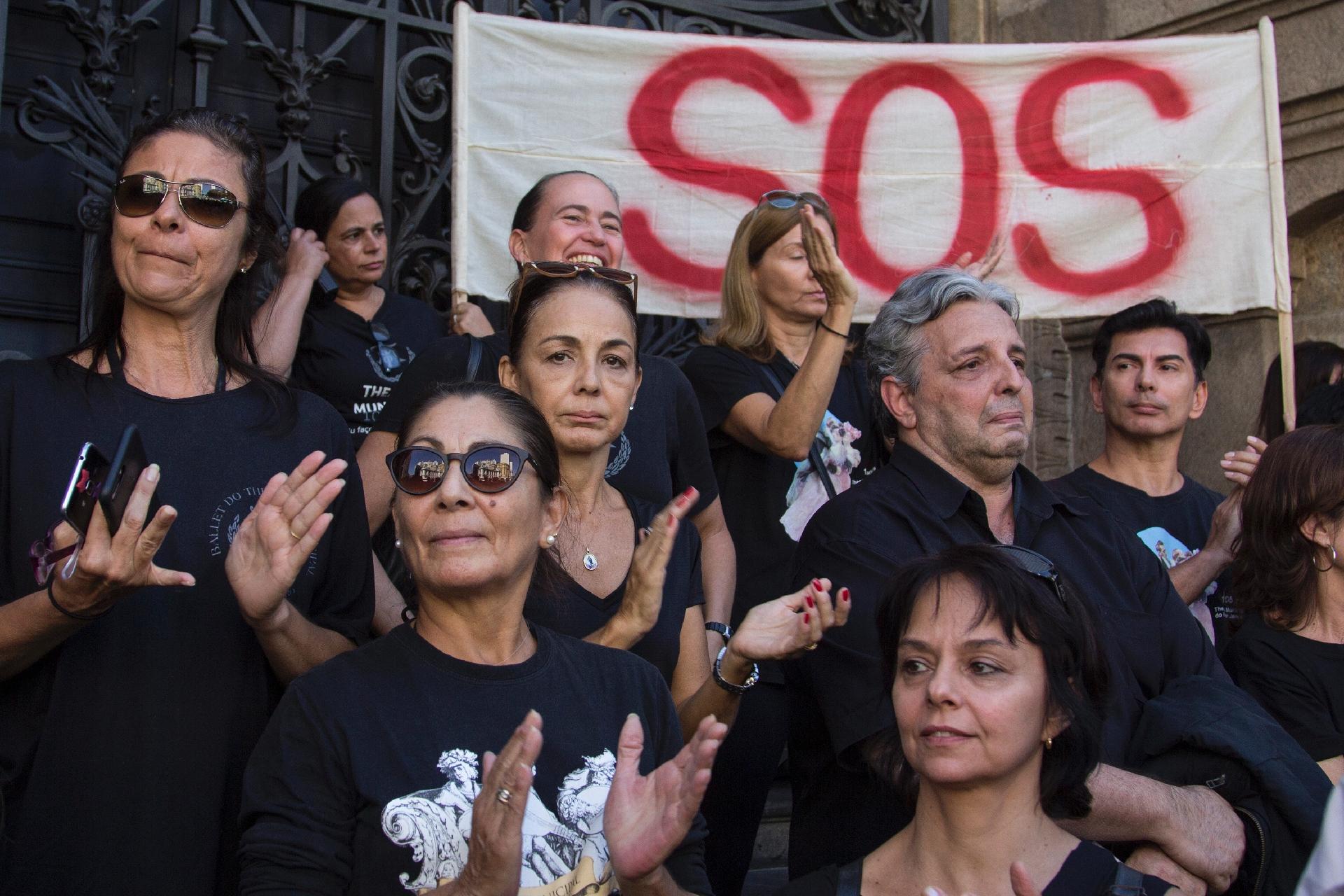 Funcionários do Theatro Municipal do Rio protestam pela falta de pagamento de salários pelo Governo do Estado, na Cinelândia no nesta terça (9) - Clever Felix/Brazil Photo Press/Folhapress