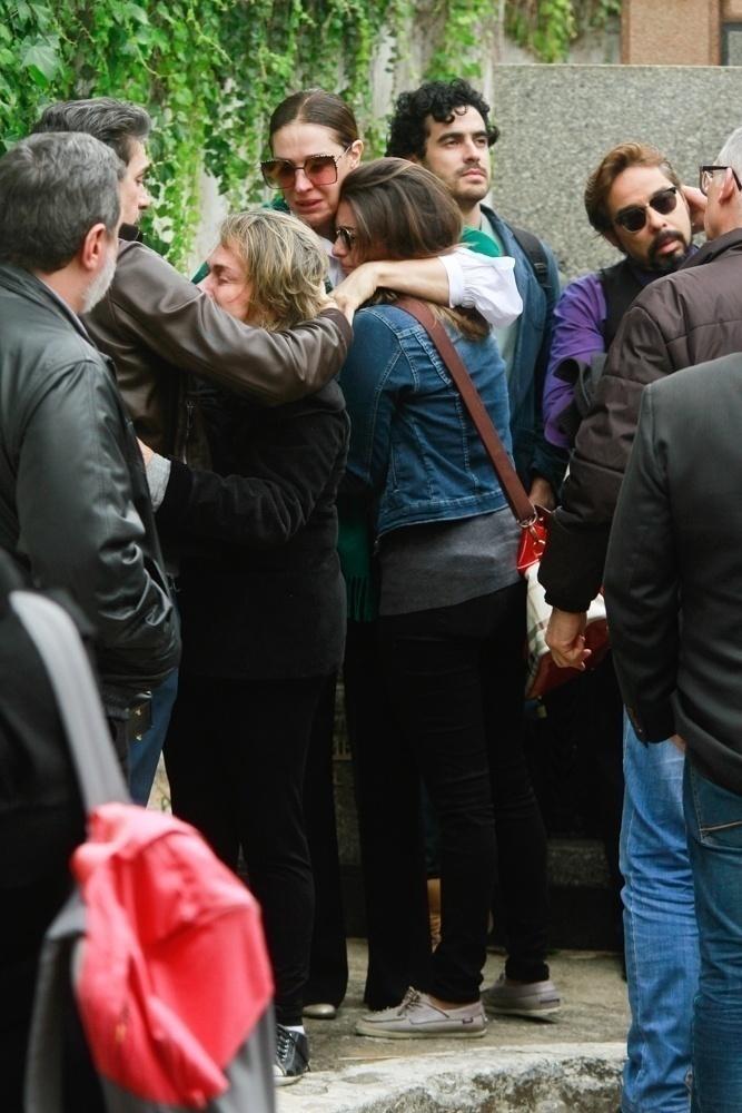 Claudia e Jarbas consolaram os familiares de Marco Tumura. Desde 1985, o ator têm se dedicado ao teatro musical, sendo lembrado inevitavelmente por vários papéis de destaque da última década, como Jean Valjean e Lumiére das versões brasileiras de ?Les Misérables? e ?A Bela e a Fera? e clássicos como ?Miss Saigon?, ?Cabaret?, ?Rent? e ?Crazy For You? - Amauri Nehn/Brazil News