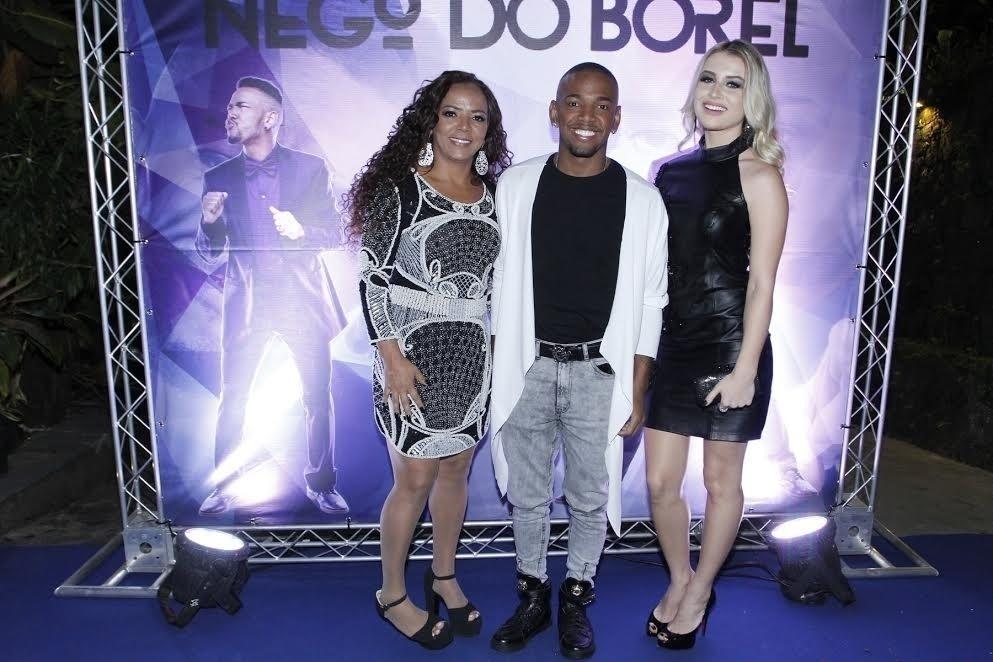 Nego do Borel posa para foto com a mãe, Roseli, e a namorada, a modelo Julia Schiavi - Thyago Andrade / Brazilnews