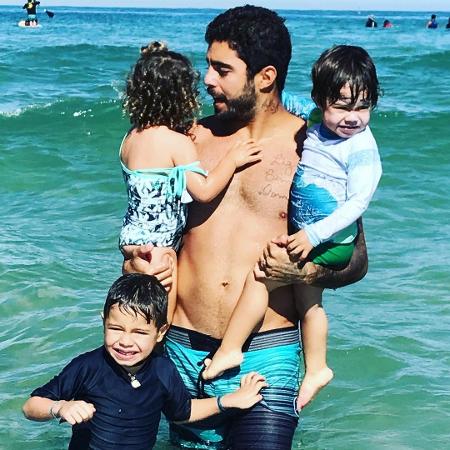 Pedro Scooby com os filhos Dom, Liz e Bem na praia - Reprodução/Instagram/luapio