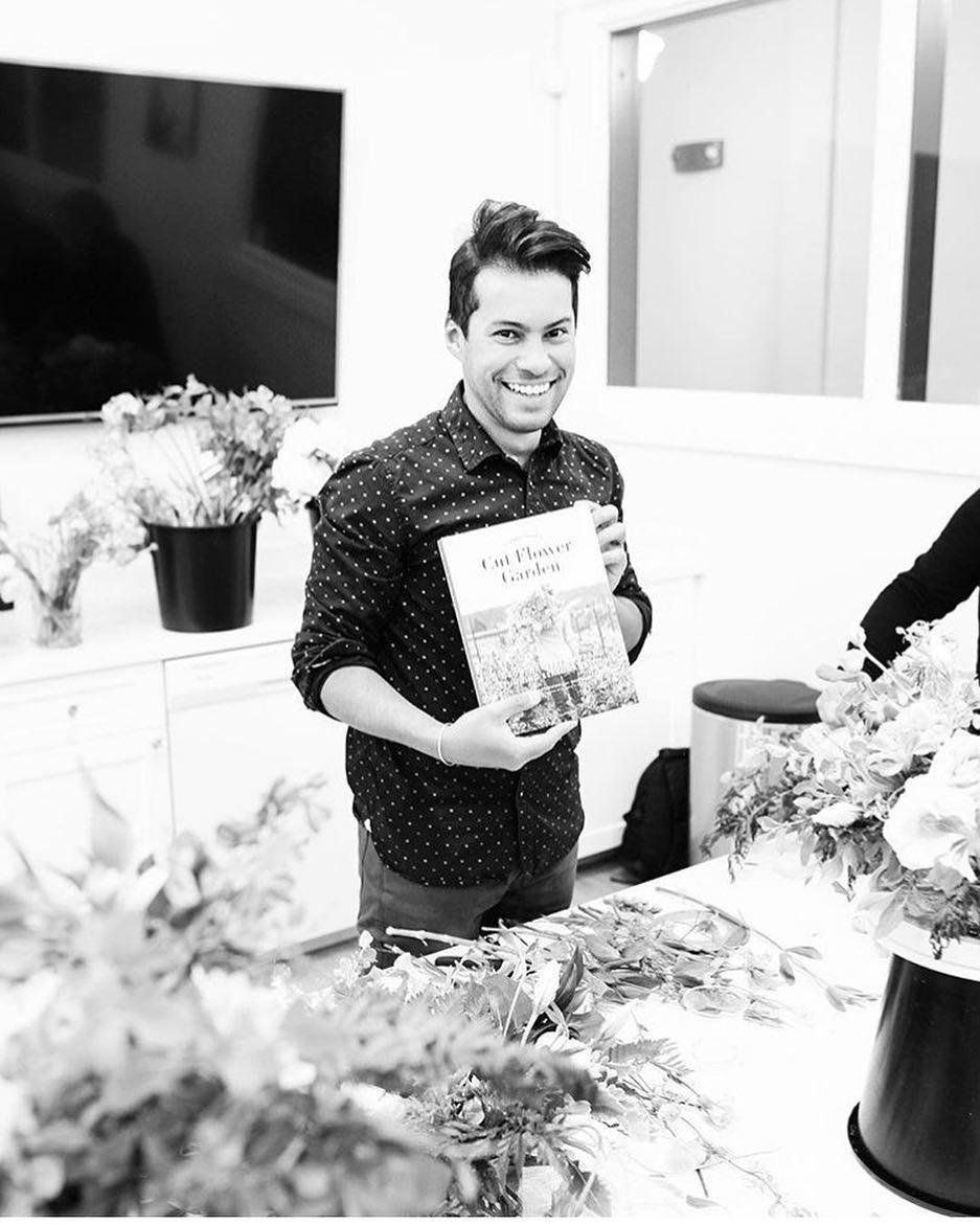 Teve ano que Julio chegou a fazer, sozinho, 43 casamentos - Reprodução/InstagramTheFlowerHat