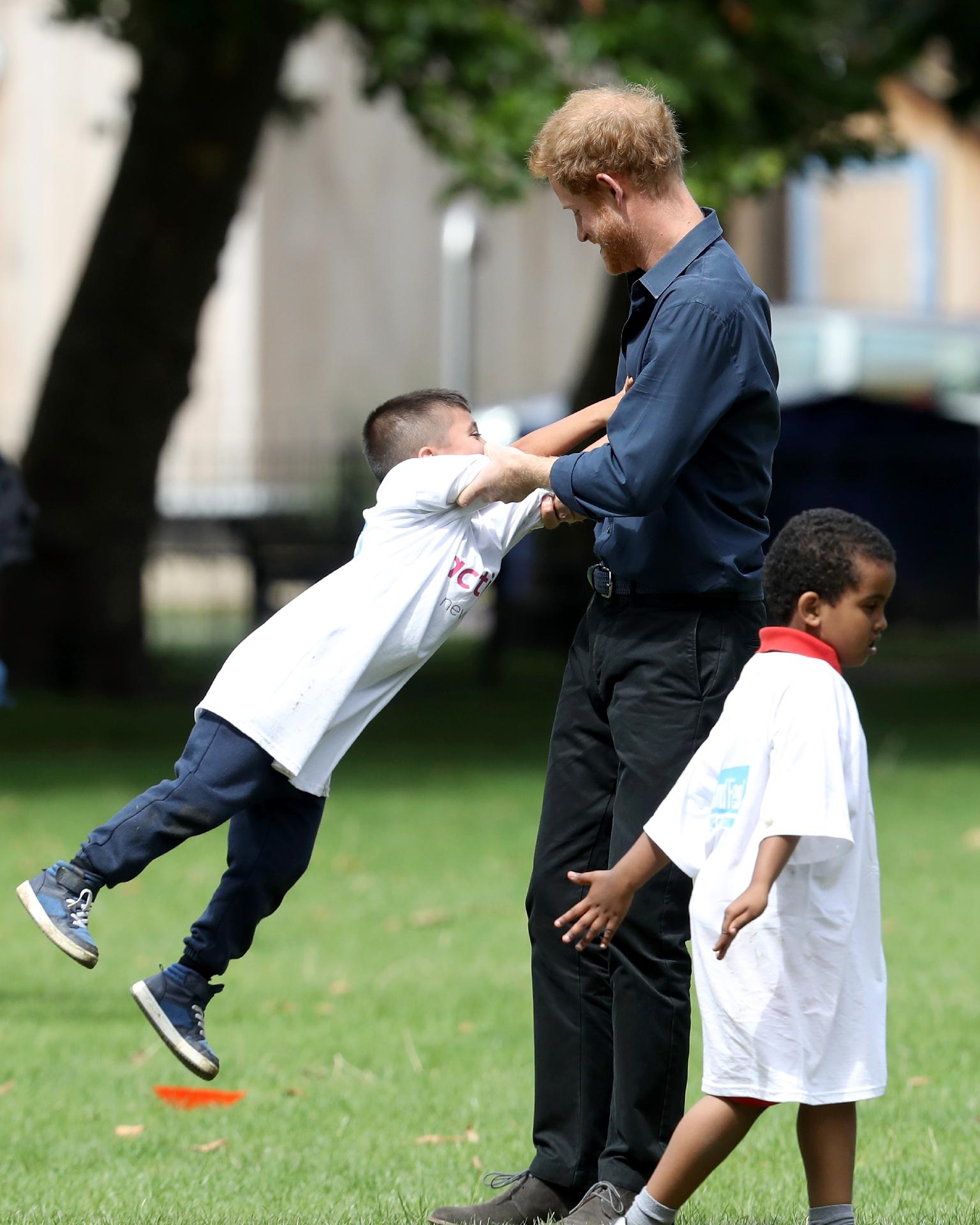 Príncipe Harry brinca com crianças durante a campanha Fit and Fed, em Londres - Stefan Rousseau/WPA Pool/Getty Images