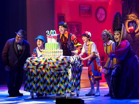 Rodrigo Miallaret (Dr. Victor), Lipe Volpato (Pedro), Roberto Rocha (Nino), Henry Gaspar (Zequinha), Laura Castro (Biba) e Alessandra Vertamatti (Morgana) em "Castelo Rá-Tim-Bum - O Musical" - Manuela Scarpa/Brazil News