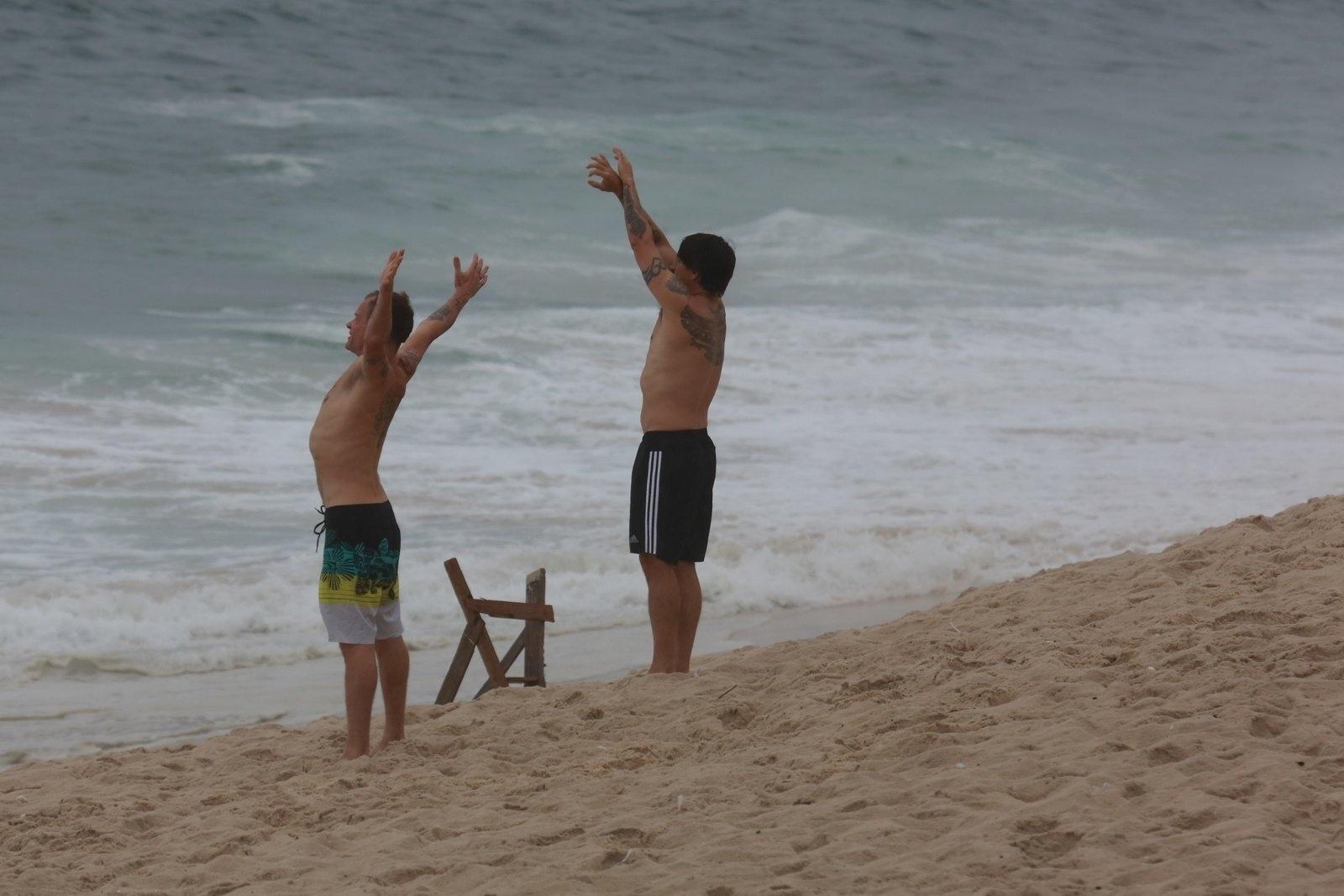 Anthony Kiedis e Flea, do Red Hot Chili Peppers, se exercitam na praia de Ipanema, no Rio - AgNews