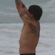 Anthony Kiedis e Flea, do Red Hot Chili Peppers, se exercitam na praia de Ipanema, no Rio - AgNews