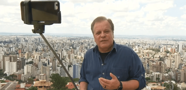 Chico Pinheiro, apresentador do "Bom Dia Brasil", mostra que o bastão de selfie também pode ajudar a gravar vídeo na horizontal - Reprodução/Globo - Reprodução/Globo