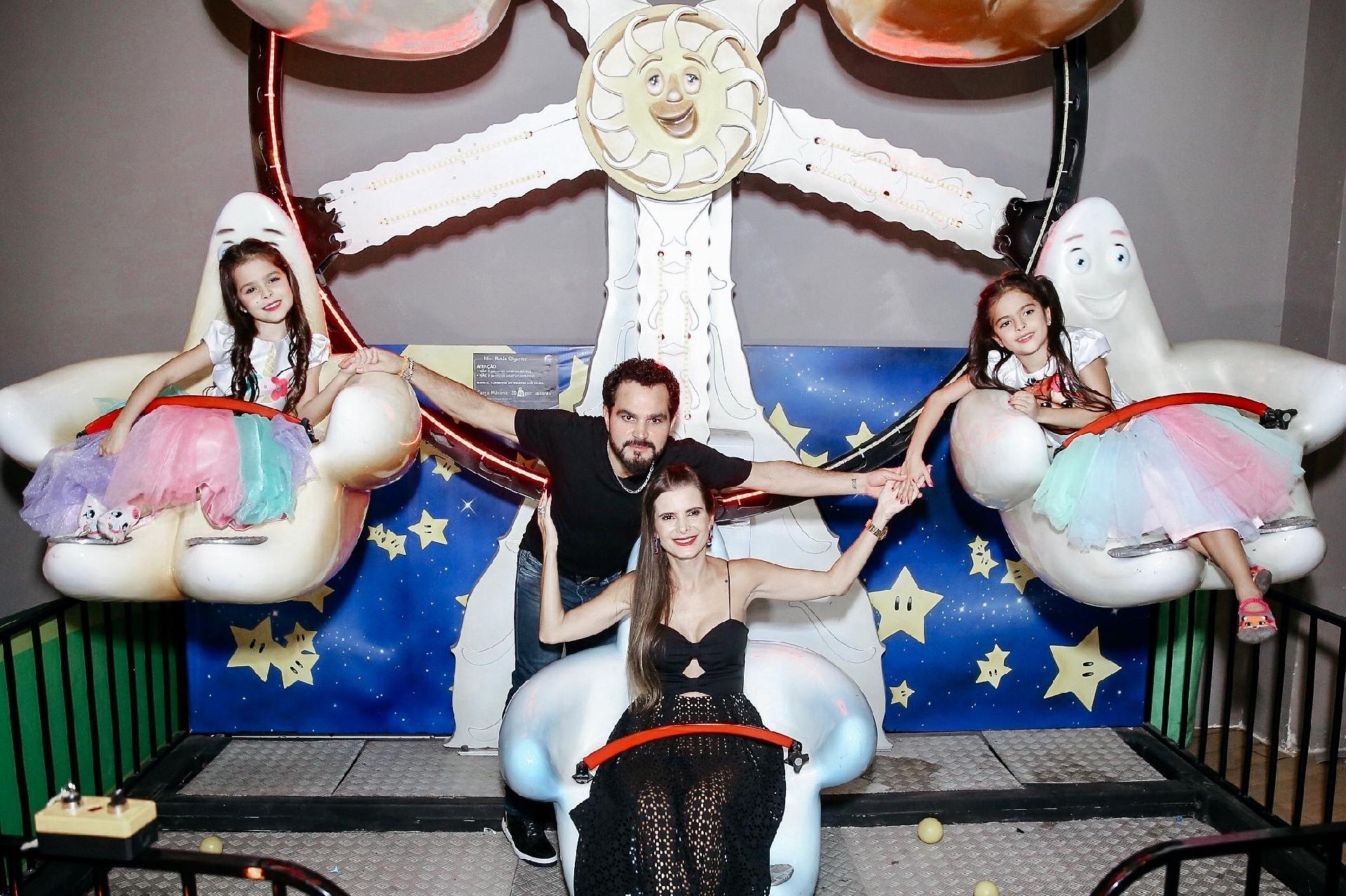 Luciano Camargo, a arquiteta Flávia Fonseca e as filhas se divertem ao lado das gêmeas Isabella e Helena - Manuela Scarpa/Brazil News