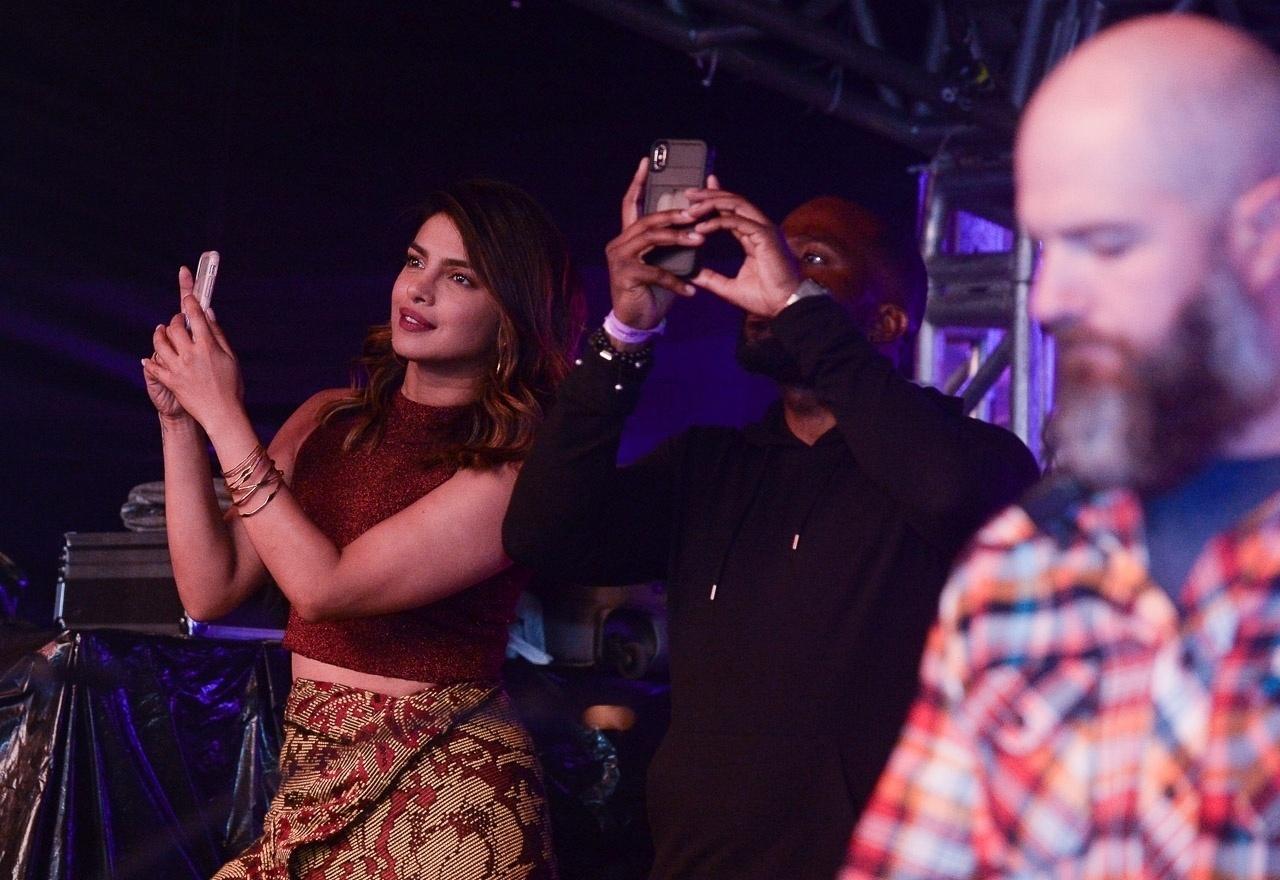 Namorada de Nick Jonas, Pryanka Chopra filma a apresentação do amado no VillaMix Festival Goiânia - Francisco Cepeda/AgNews