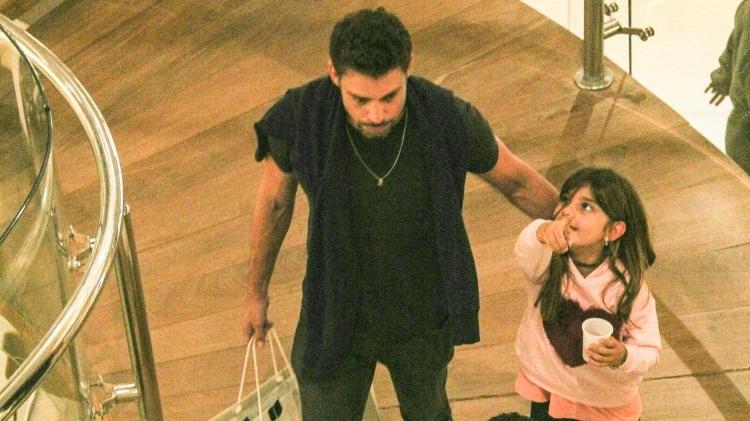 Cauã Reymond passeia com filha no shopping no Rio - Imagem/AgNews - Imagem/AgNews
