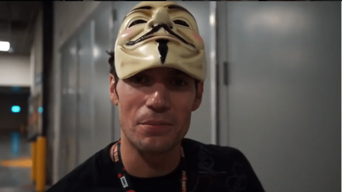 Henry Cavill colocou uma máscara de Guy Fawkes para circular pela San Diego Comic-Con em 2016 - Reprodução/Instagram