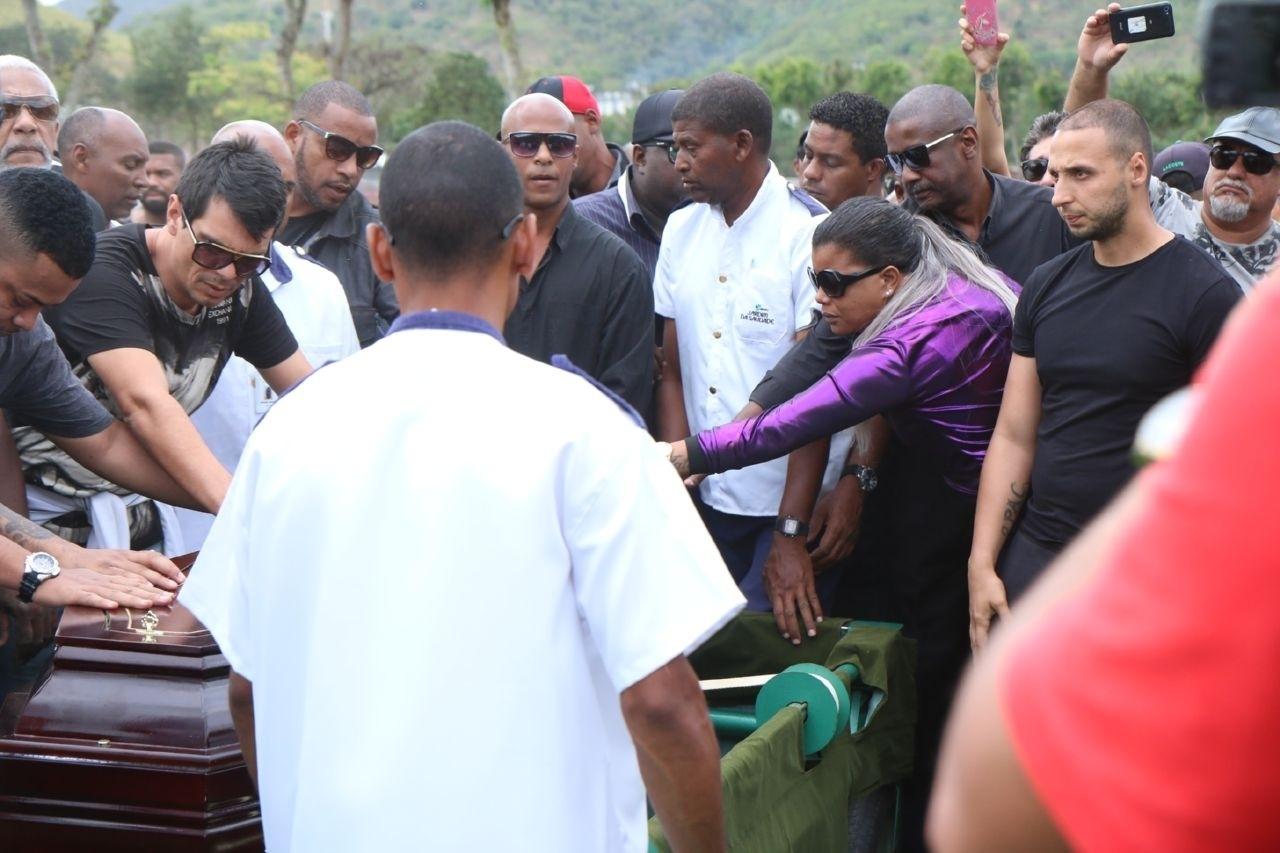 Amigos e familiares prestam as últimas homenagens no enterro de Mr. Catra - Daniel Pinheiro/AgNews