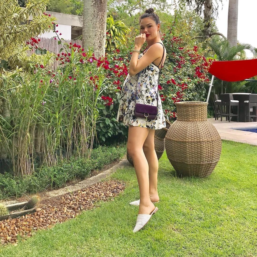 Vestidos e barriga de fora: os truques de look de Isis Valverde na gravidez - Reprodução/Instagram/@isisvalverde
