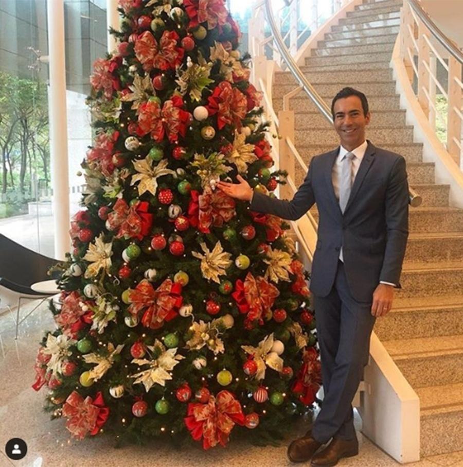 César Tralli não teve folga na véspera do Natal: "Plantão Natalino. Papai Noel pediu um reforço e tô na área. Pra você, um excelente Natal", escreveu o jornalista da Globo - Reprodução/Instagram