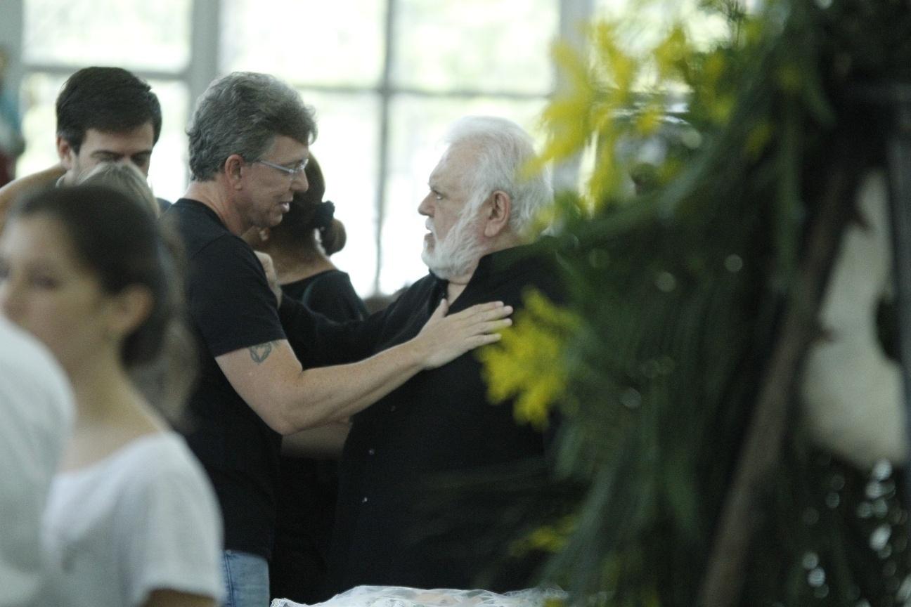 Boninho também foi cumprimentar Ricardo Amaral, marido de Gisella, que morreu na terça-feira (15), no Rio - Wallace Barbosa/AgNews