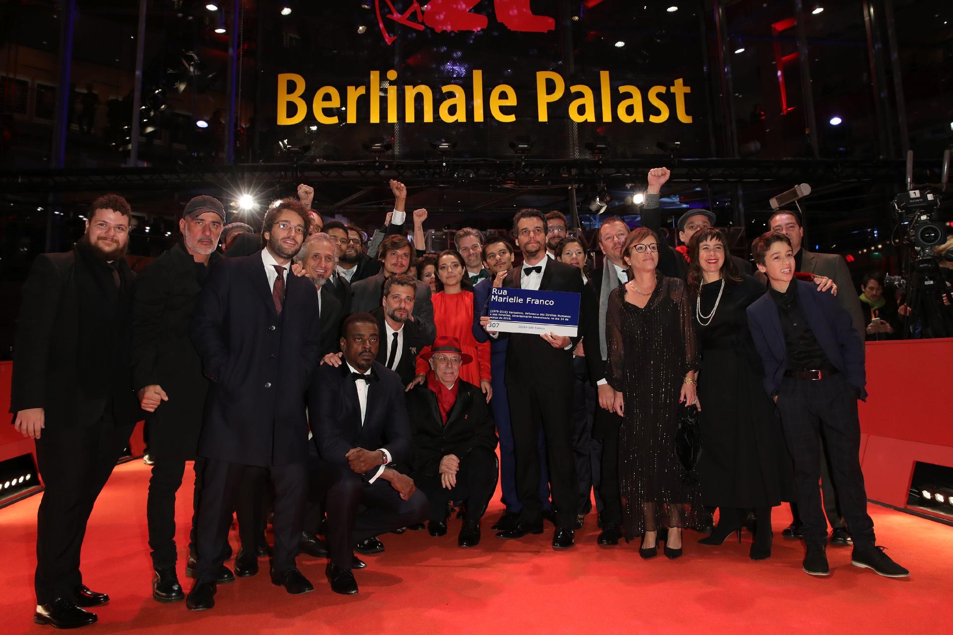 Wagner Moura, elenco e equipe de "Marighella" posam no tapete vermelho do Festival de Berlim antes de sessão de gala do filme, que faz sua estreia mundial na Alemanha - Andreas Rentz/Getty Images