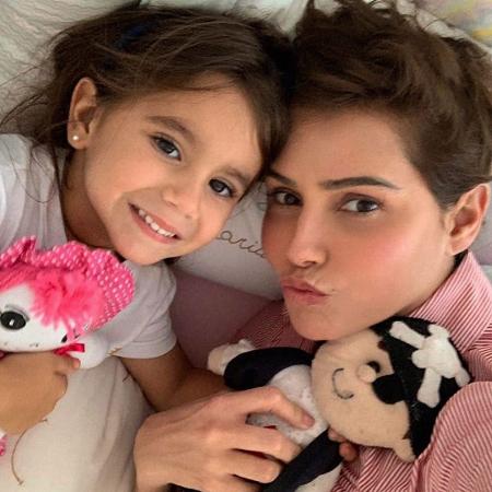 Deborah Secco posa com filha, Maria Flor, após receber alta médica - Reprodução/Instagram/dedesecco