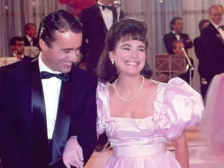 Em "Rainha da Sucata" (1990), Maria do Carmo, personagem de Regina Duarte, compra o casamento com Edu, papel de Tony Ramos. Ele aceita a proposta para tentar ajudar sua família