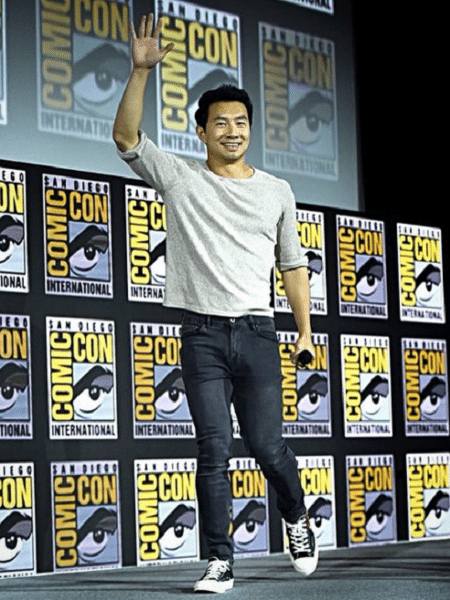 O ator Simu Liu durante a San Diego Comic-Con - Reprodução/Instagram