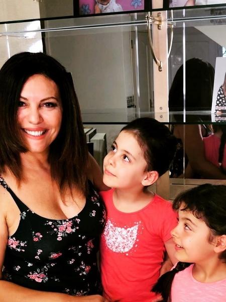 Márcia Goldschmidt com as filhas - reprodução/Instagram