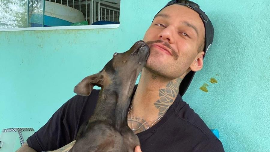 Lucas Lucco e sua cadelinha adotada Lupita - Reprodução/Instagram