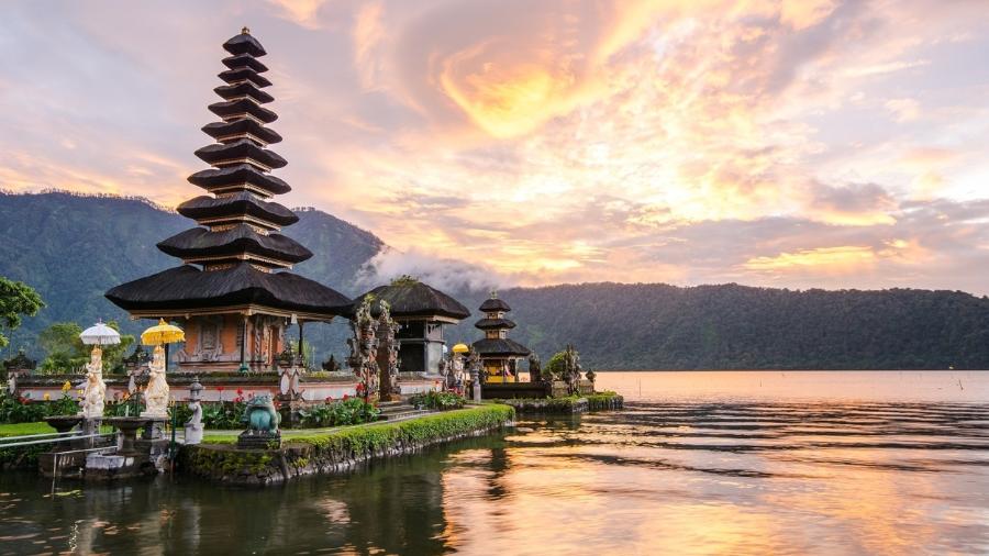 Bali, com seus mercados coloridos e praias paradisíacas, era um destino muito procurado por turistas do mundo todo, especialmente após o filme "Comer, Rezar e Amar" com Julia Roberts e Javier Bardem (foto) - Getty Images/iStockphotos
