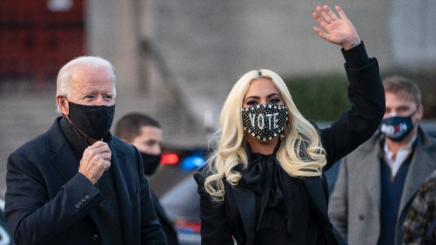 Biden e Lady Gaga durante o último compromisso antes da eleição nos EUA - Drew Angerer / Getty Images