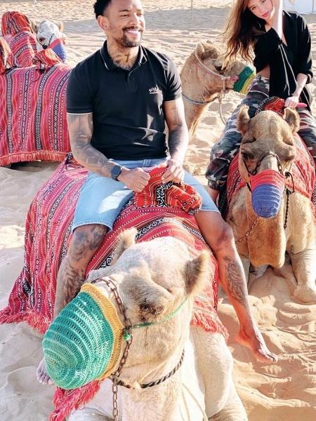 Nego do Borel e Duda Reis montam em camelo  - Reprodução / Instagram
