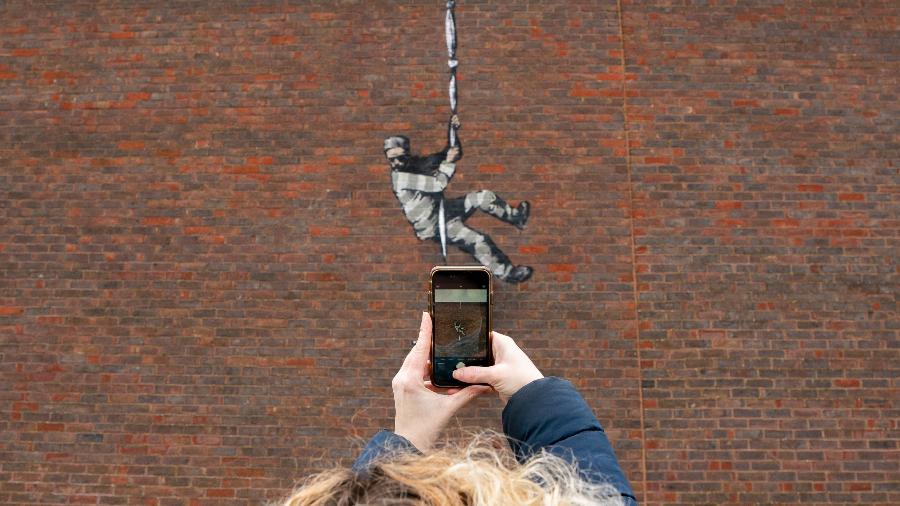 04.03.2021 - Visitante tira foto de obra mais recente de Banksy, em Reading (Inglaterra) - Ming Yeung/Getty Images