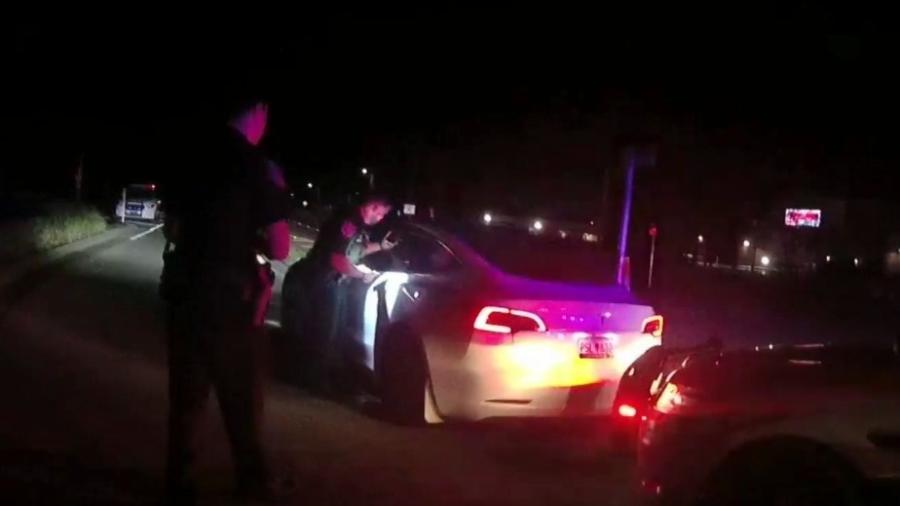 Meninas são detidas por guiarem com piloto automático de Tesla - Divulgação