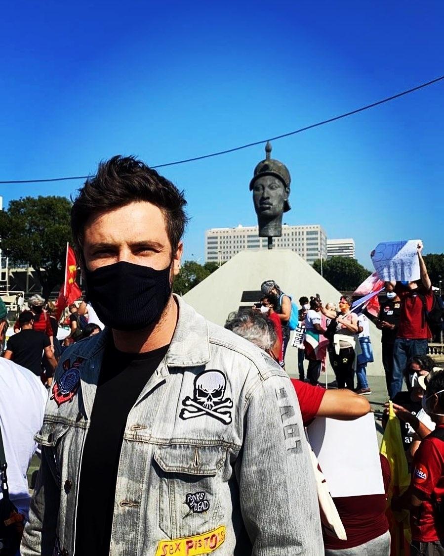 Ator Sergio Guizé acompanhou a namorada Bianca Bin na manifestação - Reprodução/Instagram