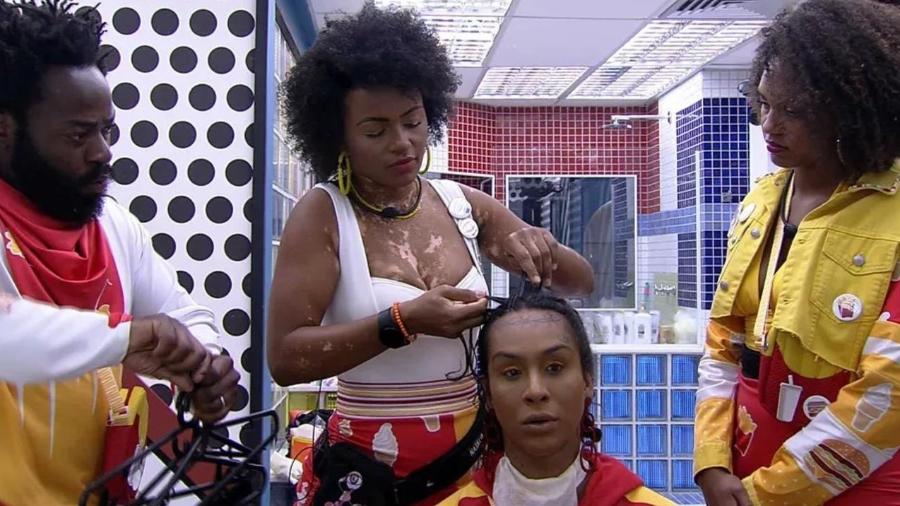 BBB 22: Douglas Silva aprende a fazer tranças para arrumar o cabelo da filha, Maria Flor - Reprodução/Globoplay