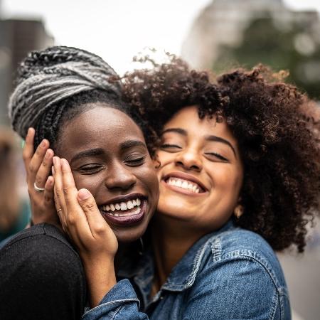 mulheres negras abraçadas abraço afeto 