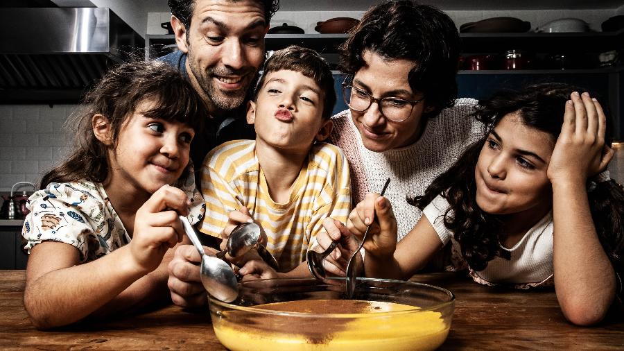 Rodrigo Oliveira, a esposa Adriana e os filhos aproveitam um curau de milho, receita junina da família - Fernando Moraes/UOL