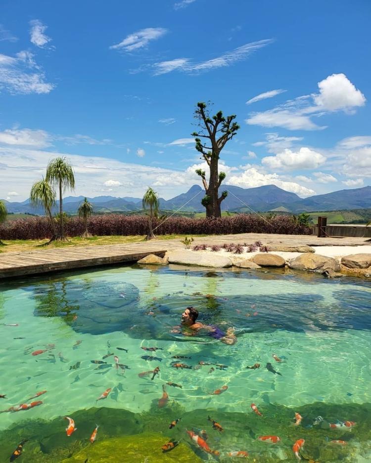 Bruno Gagliasso em lago artificial montado no rancho na cidade de Paraíba do Sul, Região Serrana do Rio